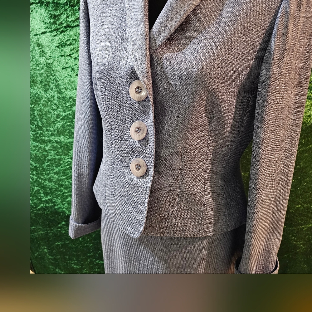 Elegant Jones New York Suit 8P Jacket & Skirt In Lovely Blue